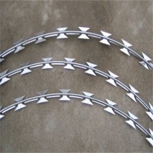 湖南現貨刀片刺繩廠家供應衡陽安全警戒防護隔離邵陽圍墻防爬刺安全防護網