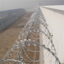 湖北現貨高鐵刺絲滾籠廠家供應鄂州防爬刺圍墻黃石監獄防護網